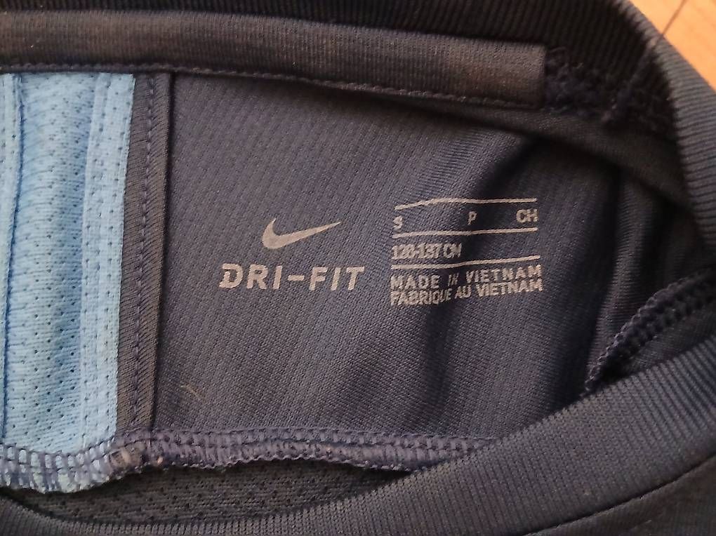 Scarpe, pantaloni & magliette da ginnastica: Sport-Shirts – Usato da Langnau am Albis venduto da Alhambra1976 1