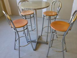 Stehtisch mit Barhockern