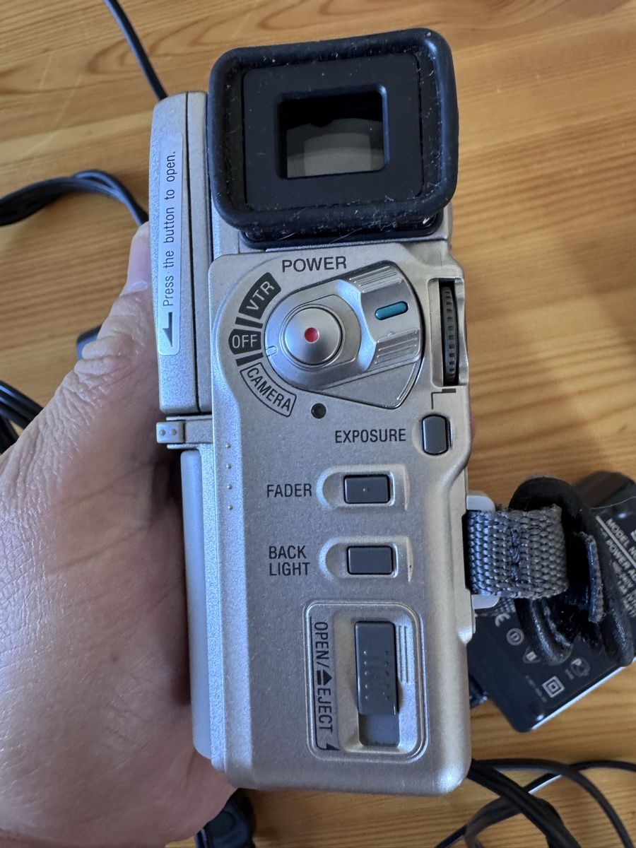 Sony Videocamere: Caméscope Sony Handycam Vision – Usato da Vésenaz venduto da Angela.C3 4