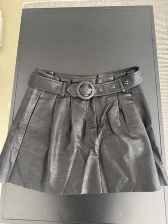 Zara Lederlook Minirock mit Gürtel, Grösse L, Schwarz