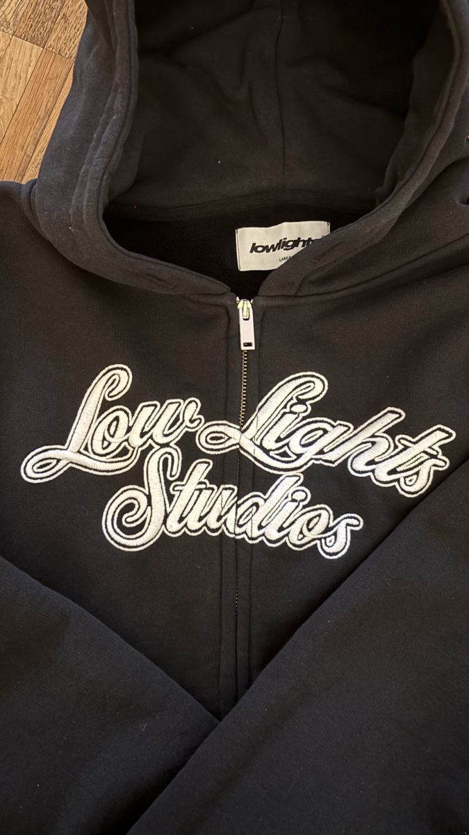 Maglioni & Felpe: Low Lights Studios Hoodie Schwarz Grösse M – Usato da Bülach venduto da lau_58bf 1