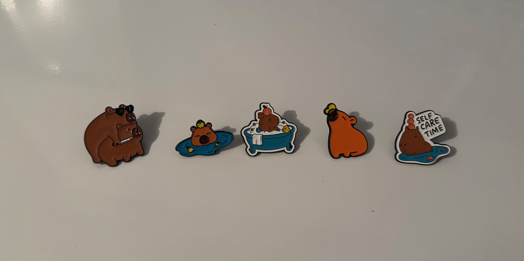 Placchette & Badge: Capybara Pins, perfektes Geschenk – Nuovo (secondo la descrizione) da Schindellegi venduto da SimplyBuy-CH