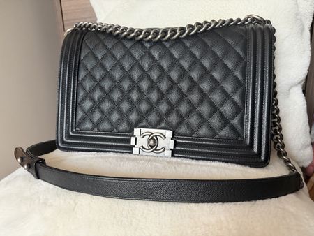 Sac Chanel Boy cuir noir caviar taille moyenne