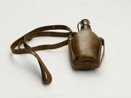 Antike Schweizer Militär Feldflasche  Leder-Glasflasche