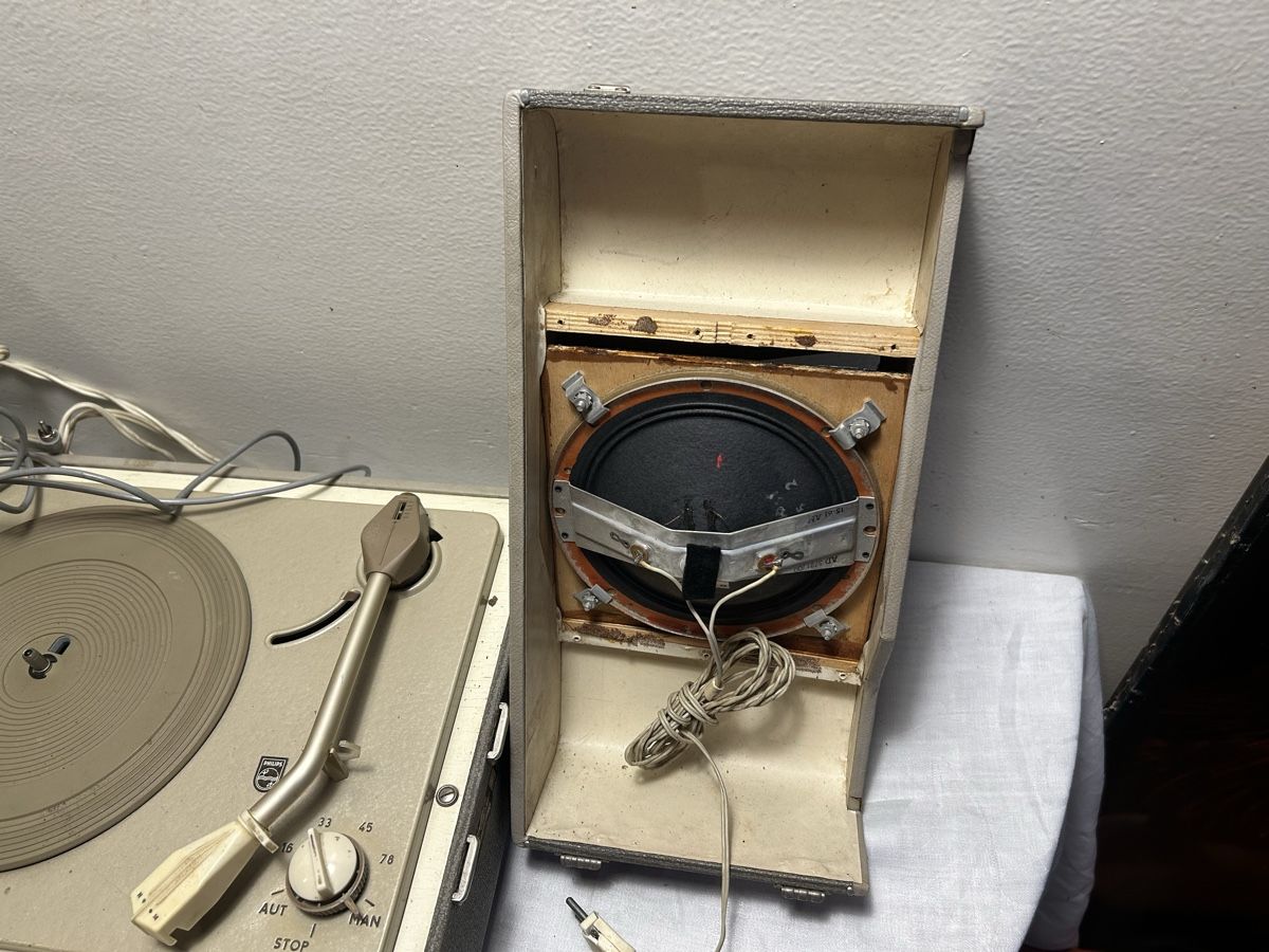 Philips Plattenspieler: Tourne-disque valise Philips vintage défectueux  – Defekt aus Geneve von  7