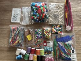 Kinder Bastelmaterial Set mit Perlen, Federn, Pompons etc. 