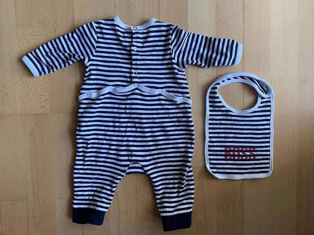 Hugo Boss Lotti & Set di vestiti: Hugo Boss Baby-Strampler Set mit Lätzchen – Usato da Oberengstringen venduto da exmex 1