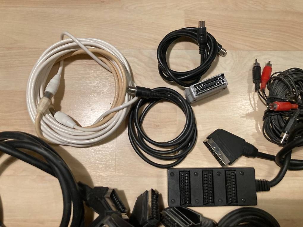 Cavi: Câbles TV, DVD, VHS, PC, Mac, antenne. – Usato da Belmont-sur-Yverdon venduto da Manu1112 2
