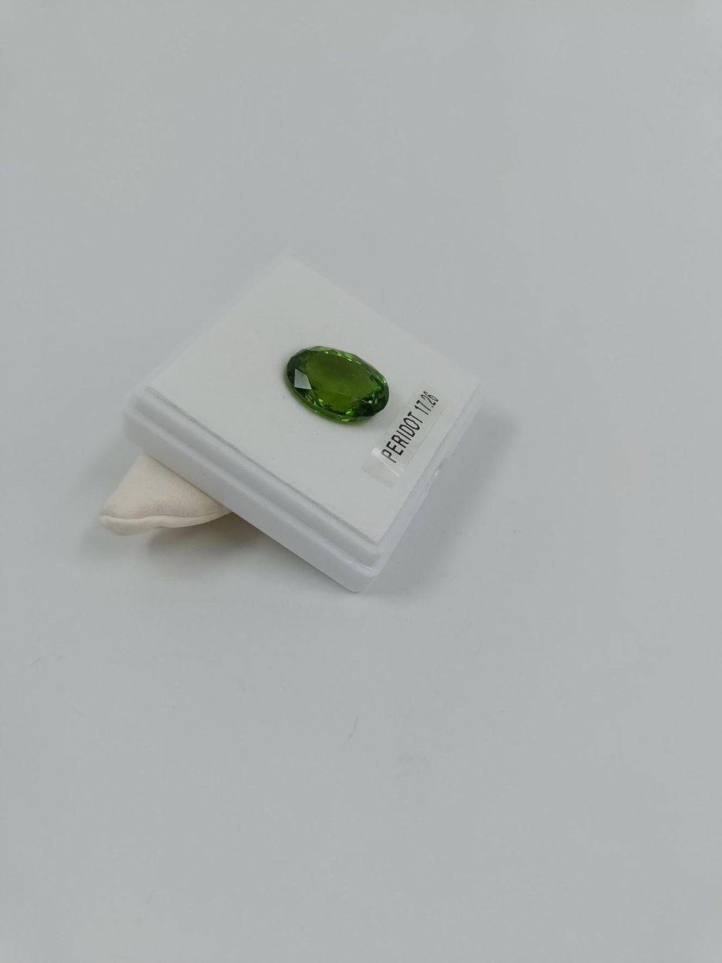 Pietre preziose: 1 GRÜNER PERIDOT, 17.26 CT. – Usato da Luzern venduto da EdiGem 2