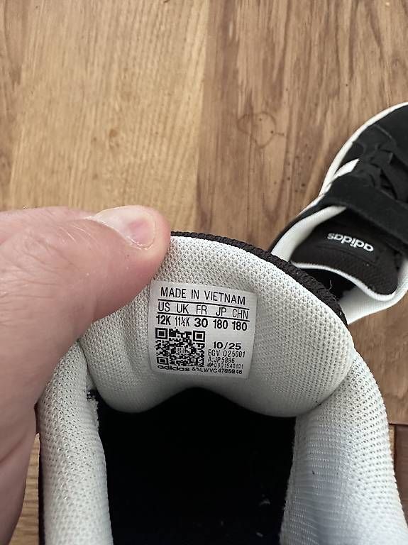 Scarpe per ragazzi: Adidas Kinderschuhe Gr. 30 – Usato da Engelburg venduto da Shantaram01 2