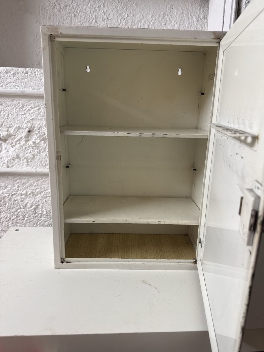 Armadi: kleiner Medizin schrank  – Usato da Zürich venduto da l7x_2y7t 1