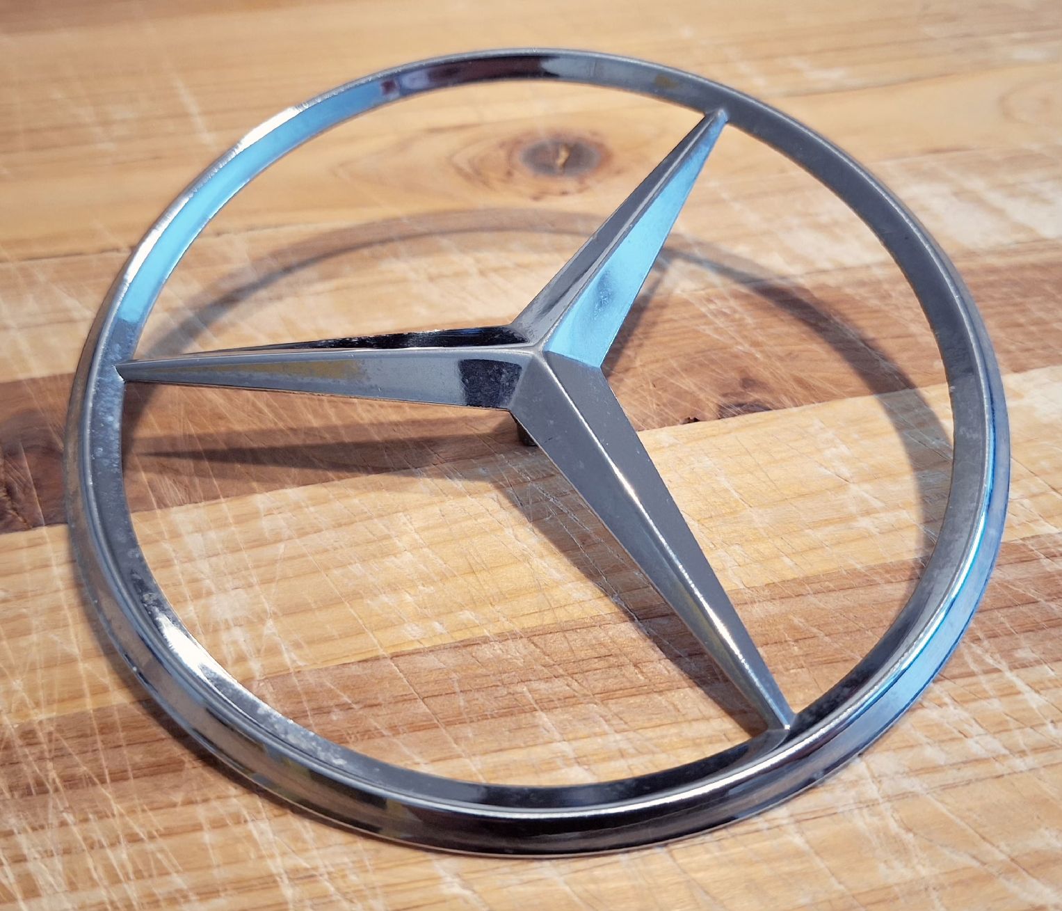 Mercedes-Benz Tutti pezzi di ricambio auto: Mercedes Benz W123 Emblem – Usato da Triesen venduto da BLACKSHEEP75