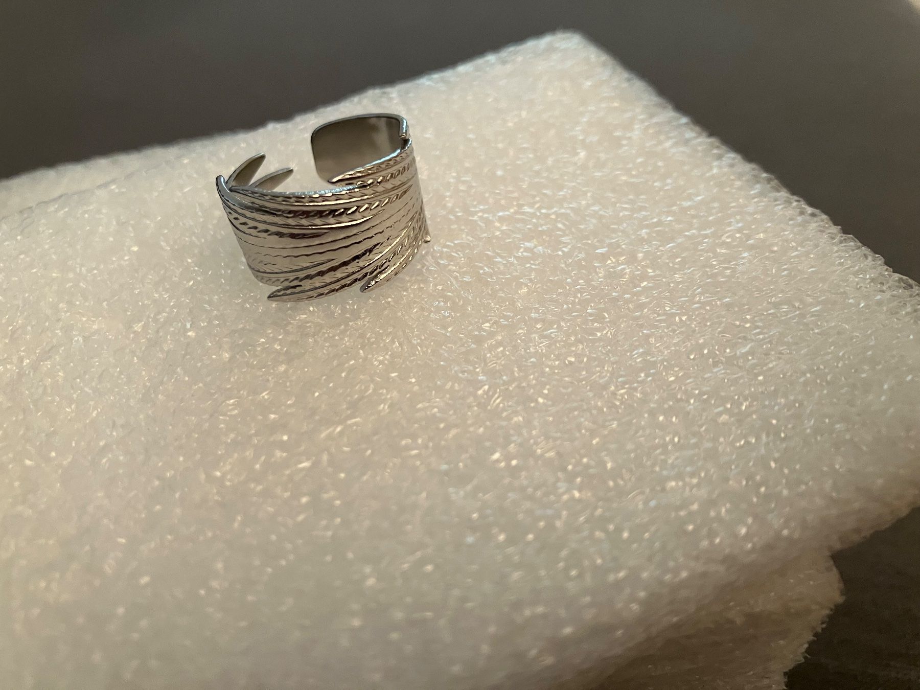 Ringe: Federförmiger modischer Edelstahl Ring, silberfarben, offen – Neu (gemäss Beschreibung) aus Affoltern am Albis von Dlotti 1