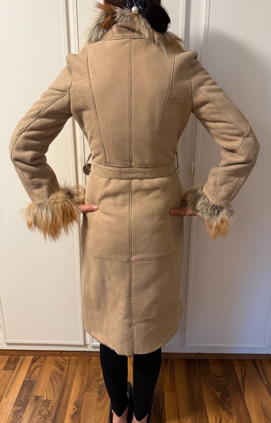 Cappotti: Wunderschöner Wintermantel mit Pelz Grösse 38/M – Usato da Basel venduto da Friend68 1