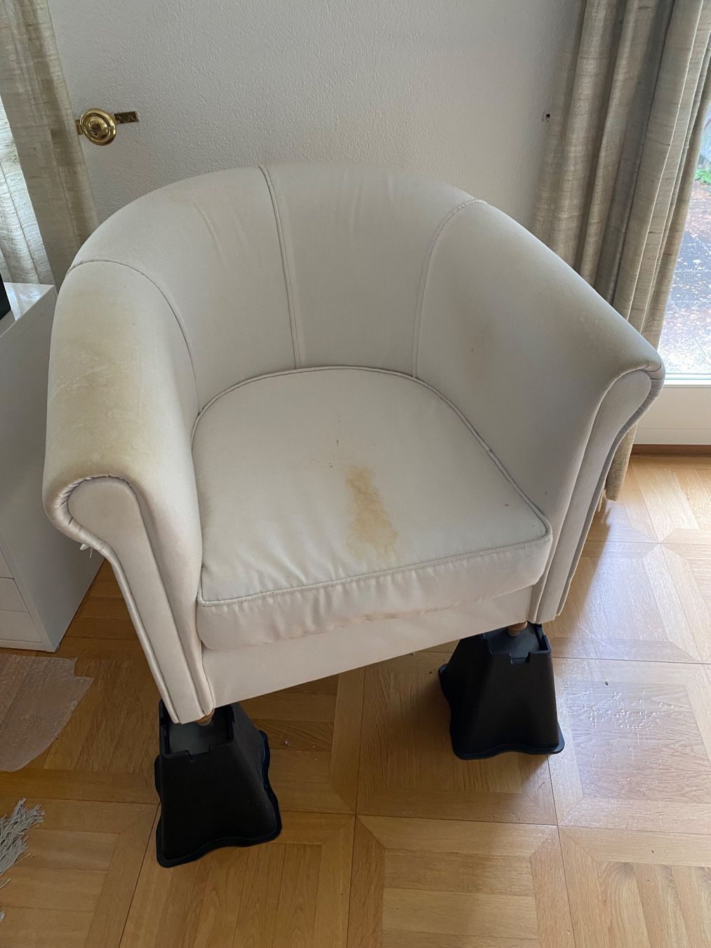Sessel: Einzelsessel weisser Stoff – Gebraucht aus Muri b. Bern von Chrigubern