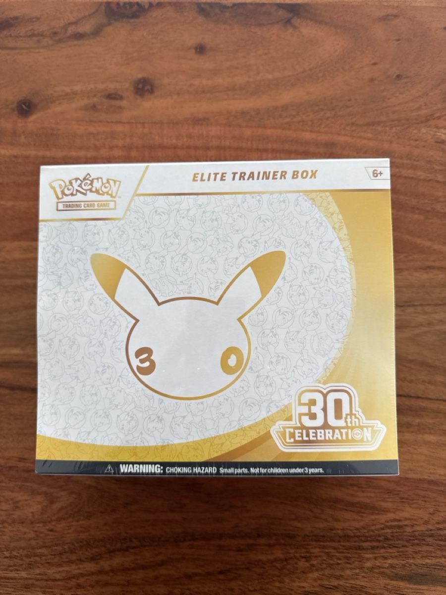 Giochi: Pokemon 30th Celebration ETB Englisch – Nuovo e nell'imballaggio originale da Ennetbaden venduto da MrHato