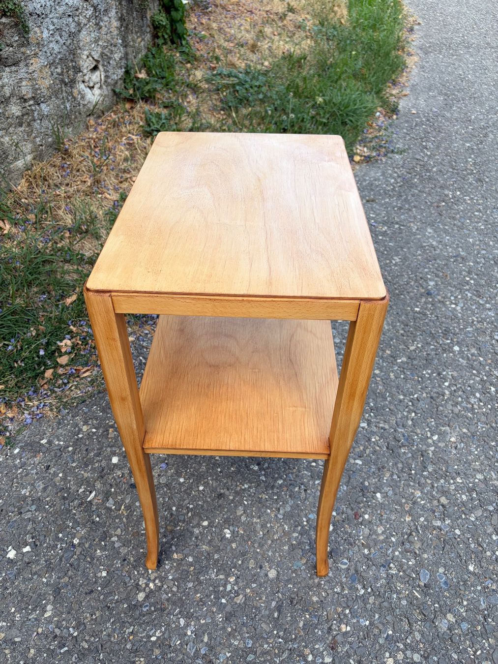 Tische: Table d'appoint en bois clair – Gebraucht aus Correvon von HelloBello71 1