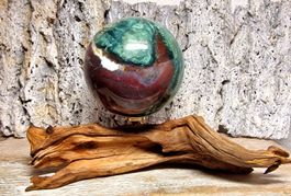 Tolle Ozeanjaspis Kugel auf Schwemmholz 84mm 776g