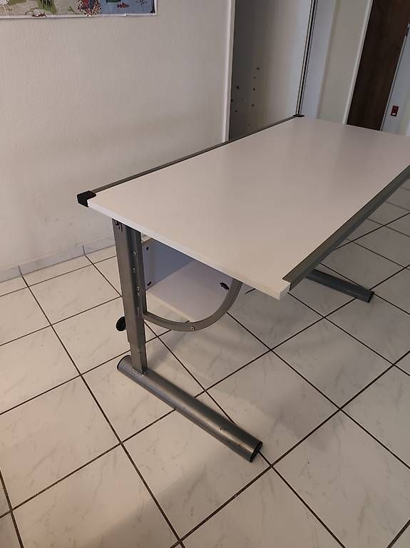 Scrivanie: Schreibtisch – Usato da Emmenbrücke venduto da AKTA3123 4