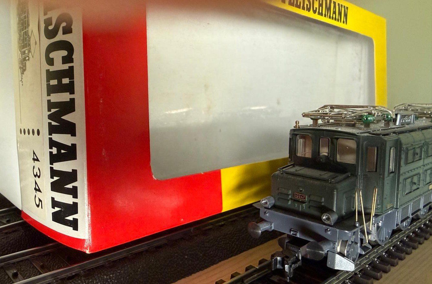 Fleischmann Modellini di ferrovie: Fleischmann 4345 - E-Lok Ae 3/6' 10647 der SBB CFF FFS – Usato da Belp venduto da mahuzi 2