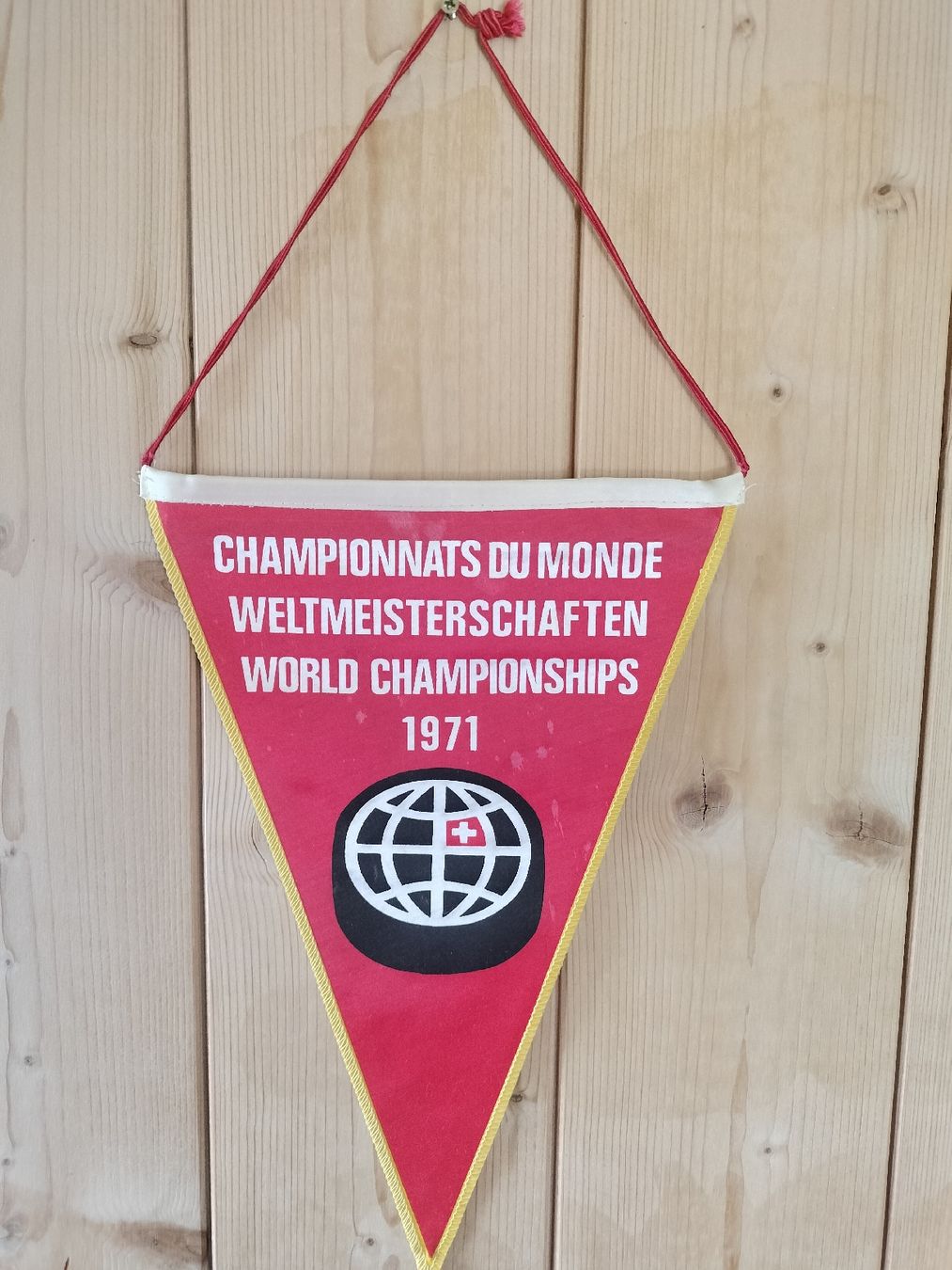 Bandiere: Antiker Schweizer Eishockey Verband Wimpel 1971 – Usato da Schwanden Sigrisw venduto da cadieux71