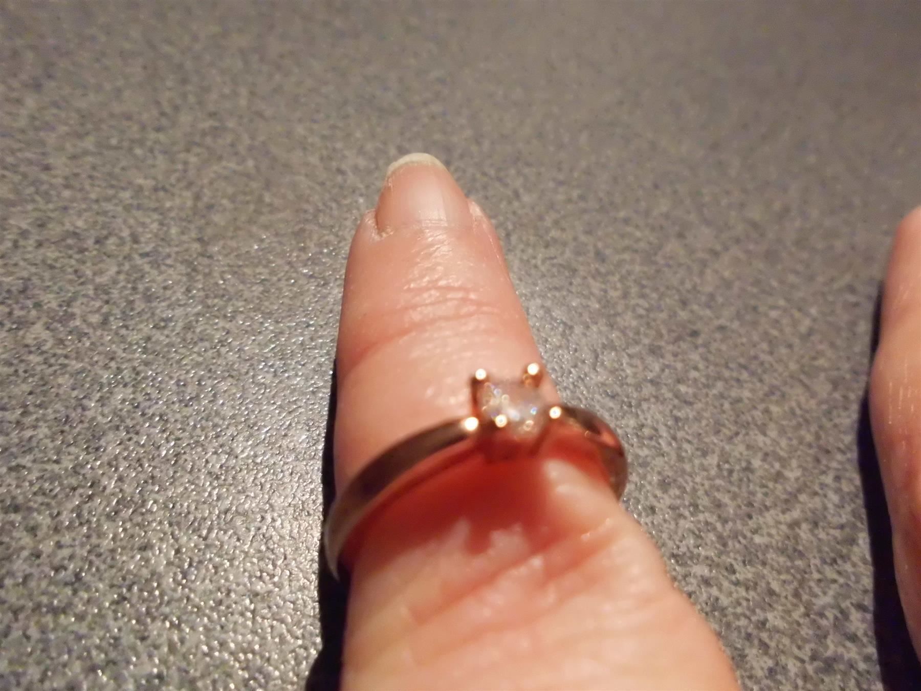 Anelli: Ring rotgoldfarbig mit kleinem Solitär – Usato da Zürich venduto da Motzkuh