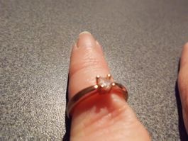 Ring rotgoldfarbig mit kleinem Solitär