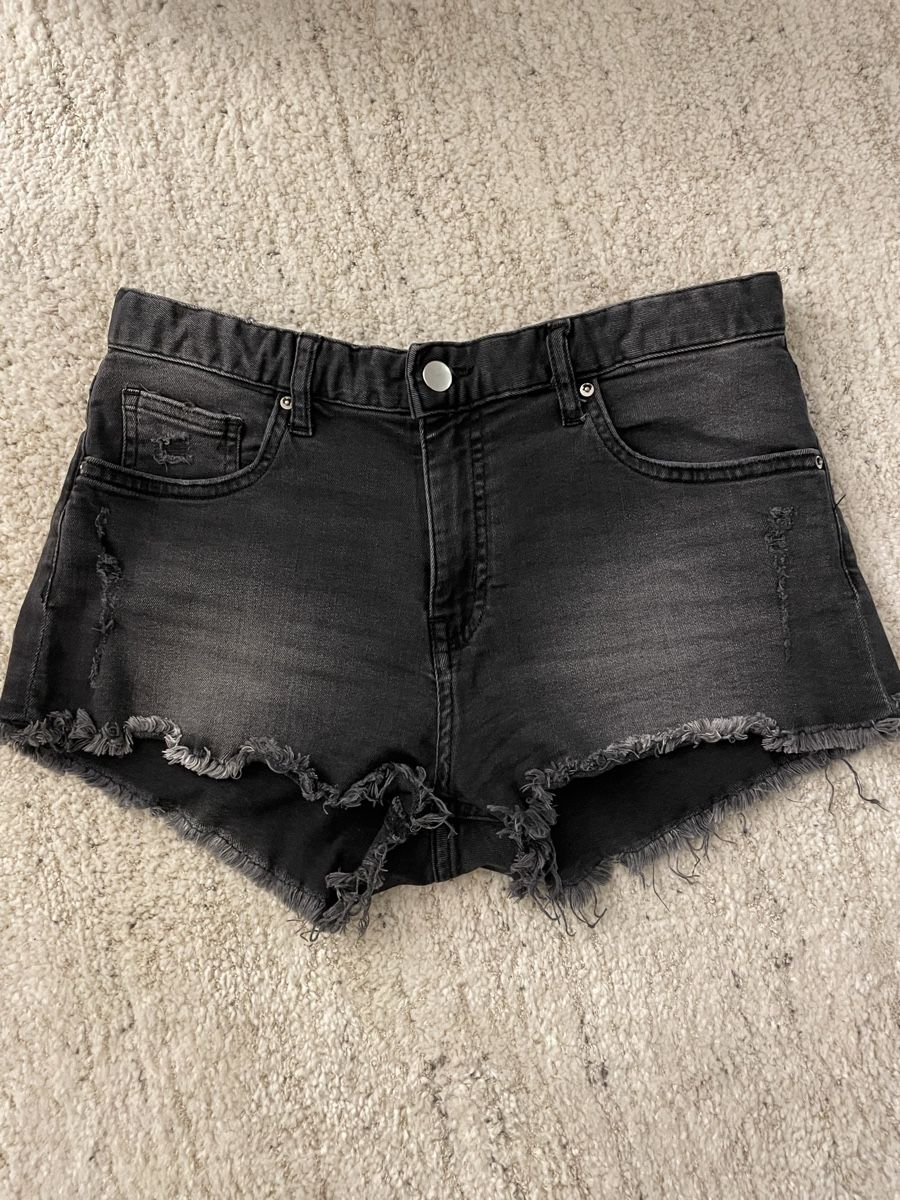 H&M Jeans: Schwarze Jeansshorts – Usato da Chur venduto da buc_6tcp