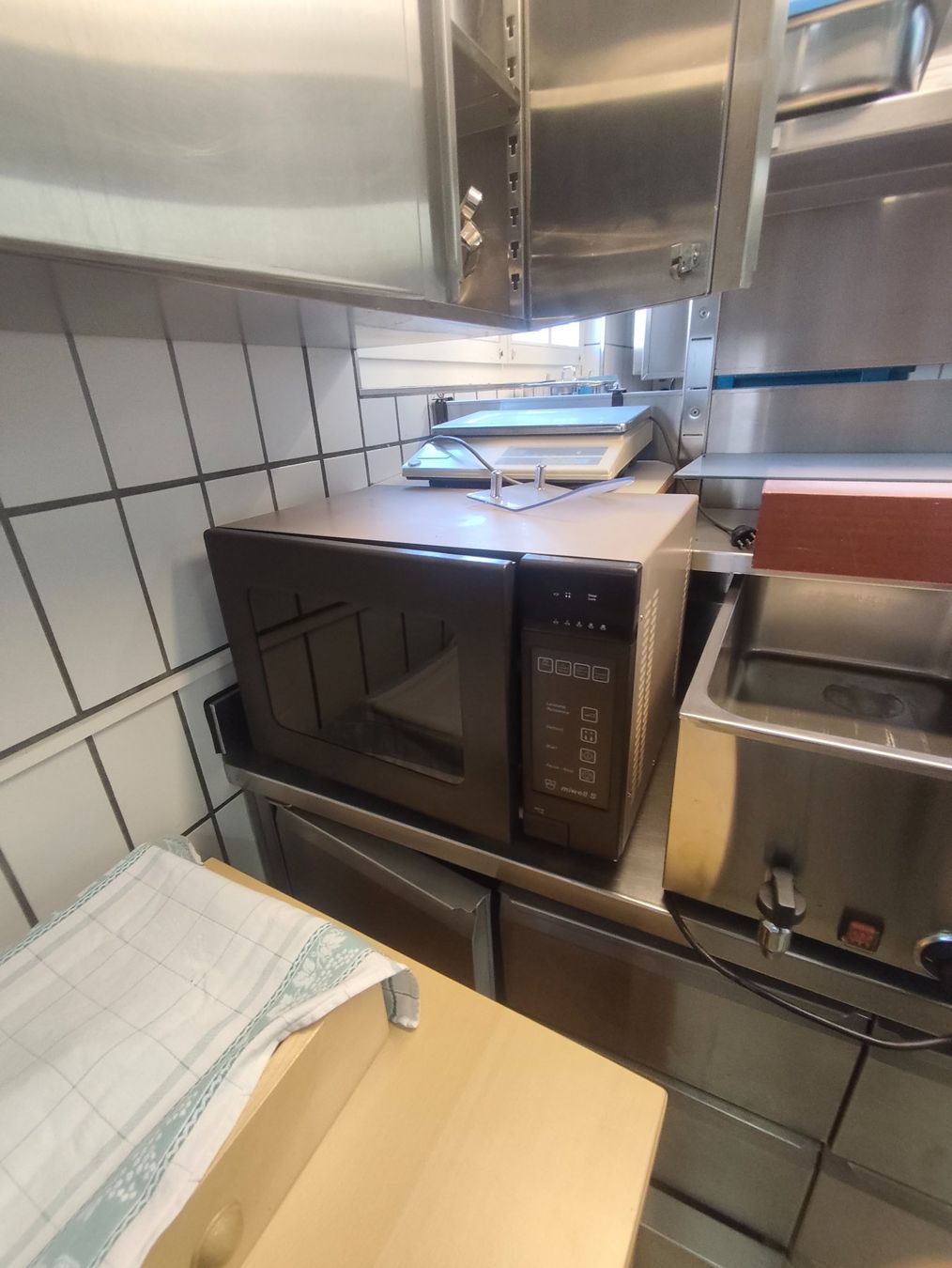 V-Zug Cucine complete: Gastroküche komplettangebot – Usato da Herisau venduto da dhu_ldk9 9