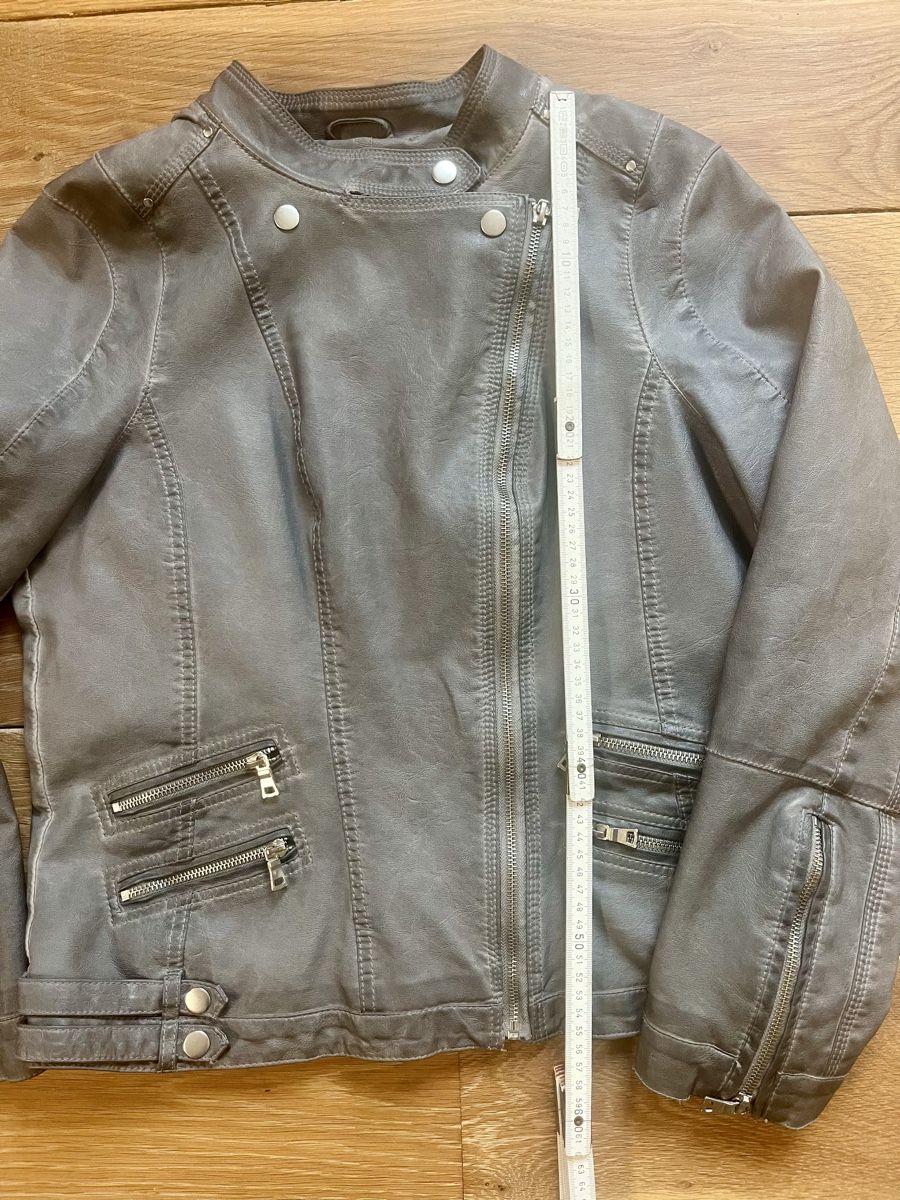 C&A Giacche: Schöne graue Jacke im Lederlook, Gr. 42 – Usato da Weiach venduto da Meine-kleine-Welt 9