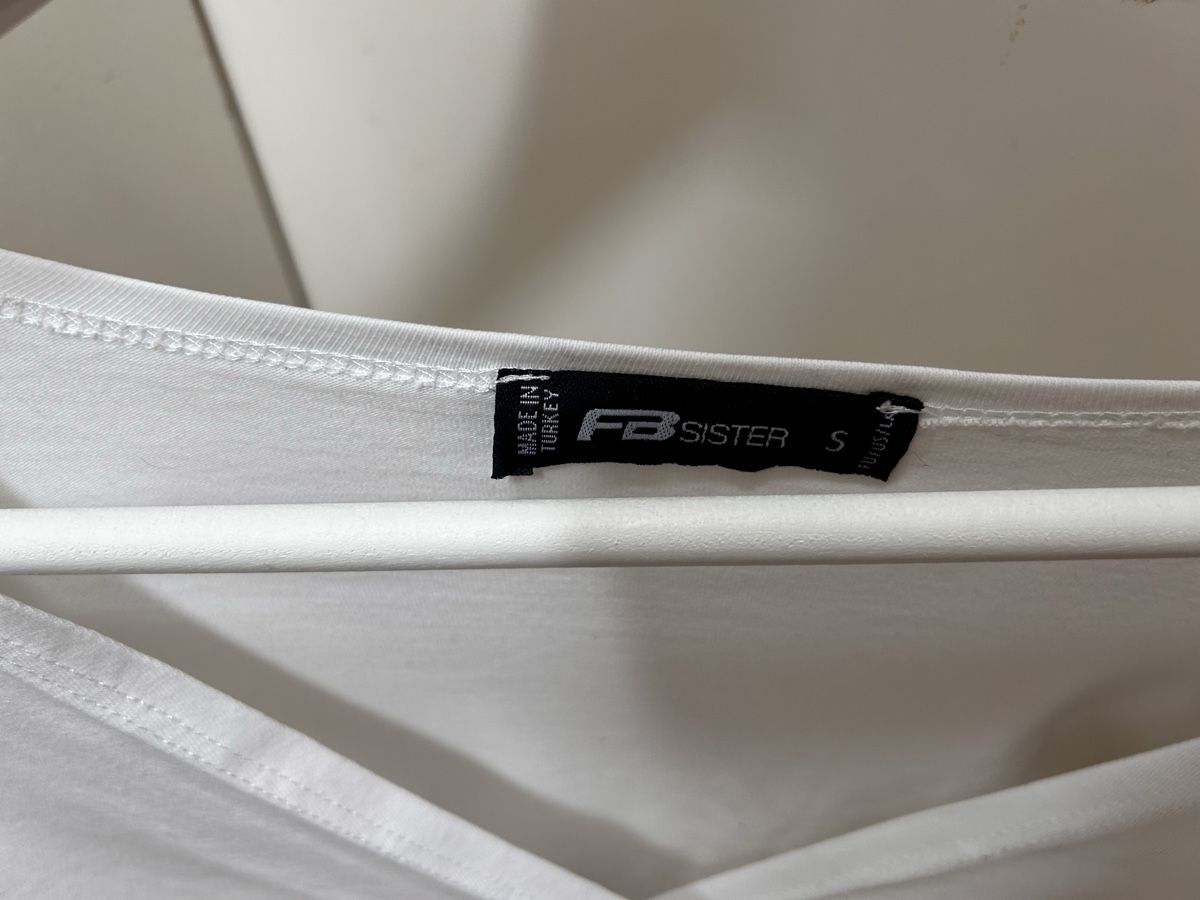 Tops: Weisses Top Auschnitt – Gebraucht aus Teufen ZH von jas_8yhh 2