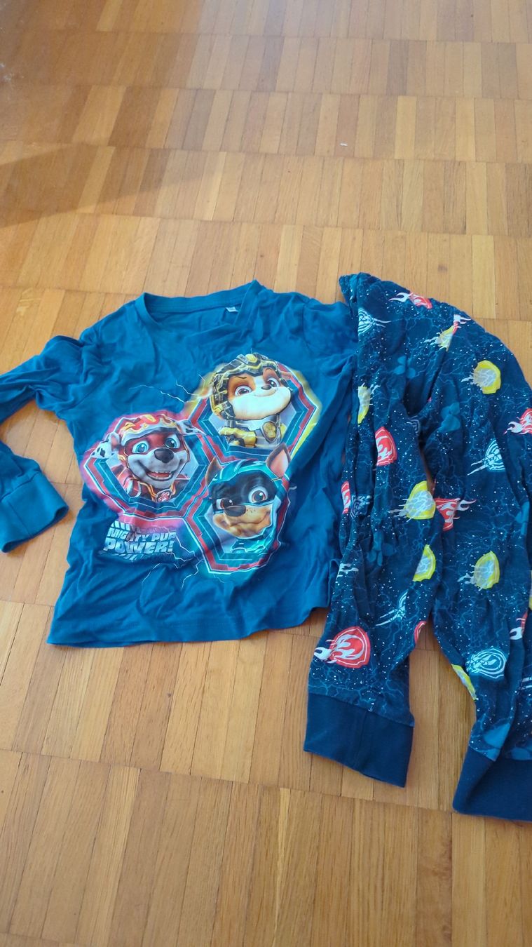Pigiama & Simili: 2 Pyjamas Paw Patrol 98/104 – Usato da Zürich venduto da Rulabco 1