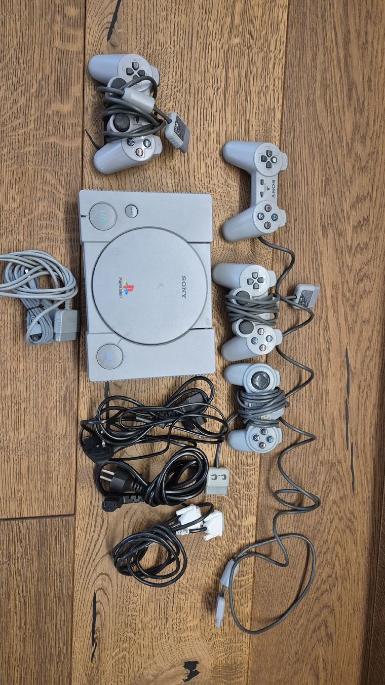Sony Consoles: Sony PlayStation 1 mit 4 Kontroller – D'occasion à Busswil TG par one123 1