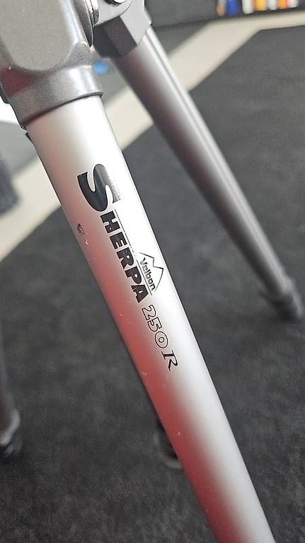 Treppiedi & Teste: Velbon Sherpa 250R Stativ – Usato da Buchs SG venduto da GasZeal 4