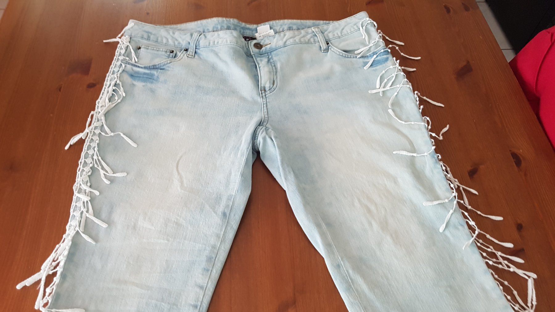Jeans: Capri Jeans mit Fransen, Gr. 46 – D'occasion à Samstagern par Bladetigi