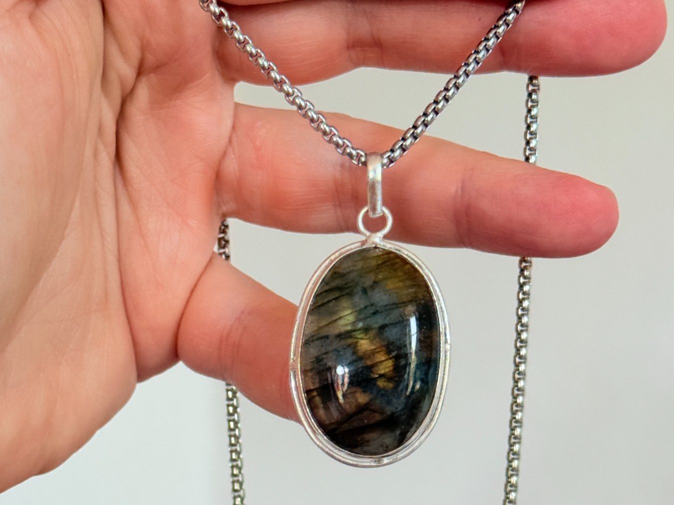 Ketten: Collier avec labradorite - Élégant & Naturel! – Neu und originalverpackt aus Genève von AWWA