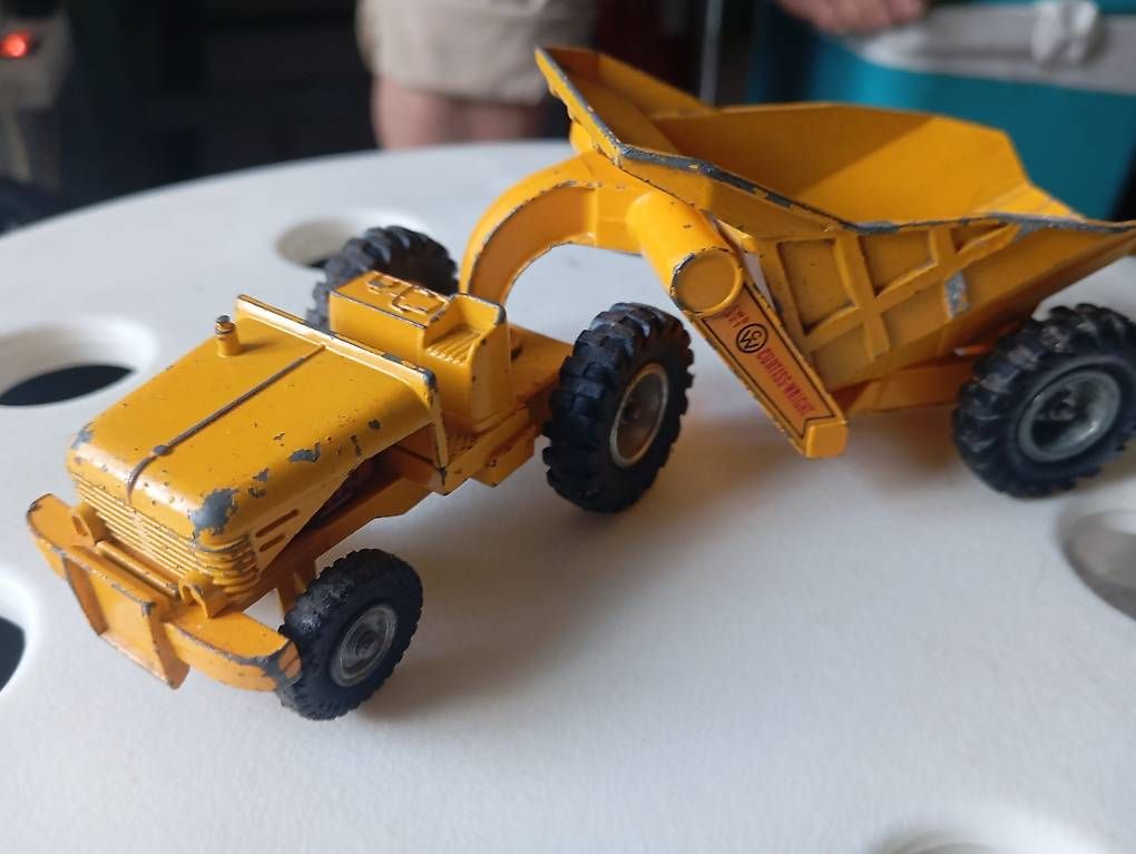 Matchbox Modellautos: Kipplaster gelb 3-achsig CWD 321 bespielt – Gebraucht aus Basel von Petergunn 4