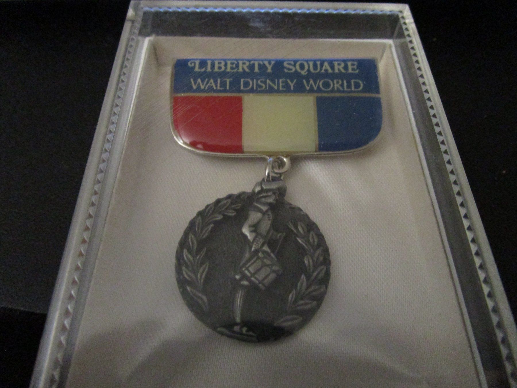 Placchette & Badge: Liberty Square Walt Disney World – Nuovo e nell'imballaggio originale da Riehen venduto da goretto