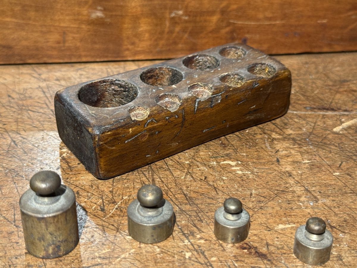Bilance e pesi: Antike Messing-Gewichte mit Holzsockel – Usato da schaffhausen venduto da VintAntik_1980 5