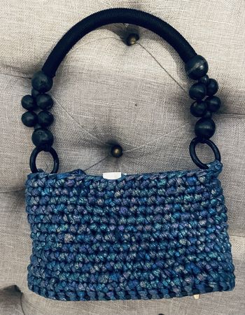  blaue Tasche glänzend mit Holzperlen - Top Zustand!