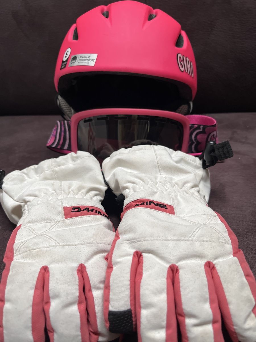 Giro Casques: Skihelm mit Brille und Handschuhen – D'occasion à Wolfwil par Vessie