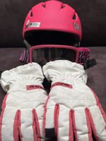 Skihelm mit Brille und Handschuhen