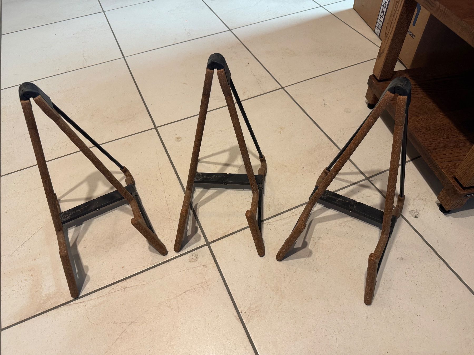 König & Meyer Instrumenten-& Notenständer: Set aus 3 Instrumentenständern für E-Gitarre oder Violine – Neu (gemäss Beschreibung) aus Ueken von highlander57