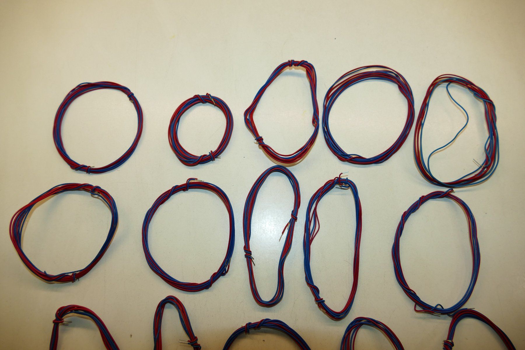 Modellini di ferrovie: 30xKabel blau/rot – Nuovo (secondo la descrizione) da Niederhasli venduto da rail-duerst 1