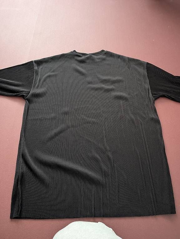 T-shirt: Schwarzes T-Shirt  – Usato da Zürich venduto da zh_zuerri_ 1