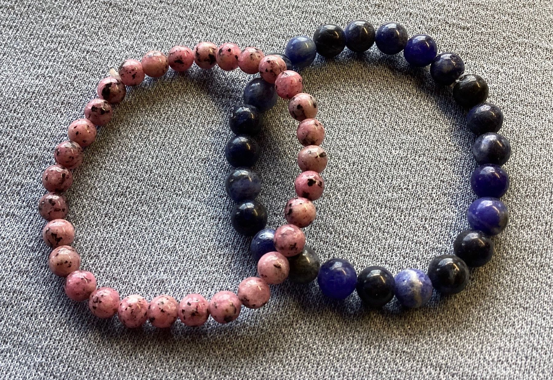 Bracciali & Braccialetti: 2 Edelstein Armbänder - Rhodonit & Sodalith – Nuovo e nell'imballaggio originale da Basel venduto da La_Campanella