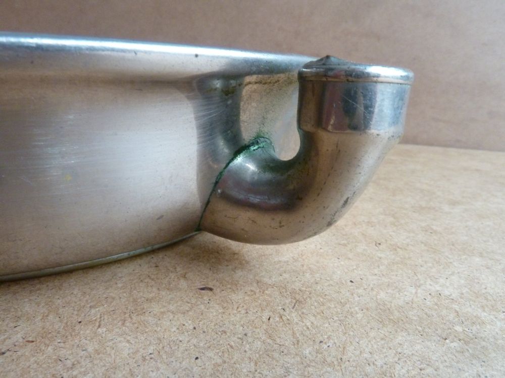 Assiette en porcelaine et métal pour repas chauds