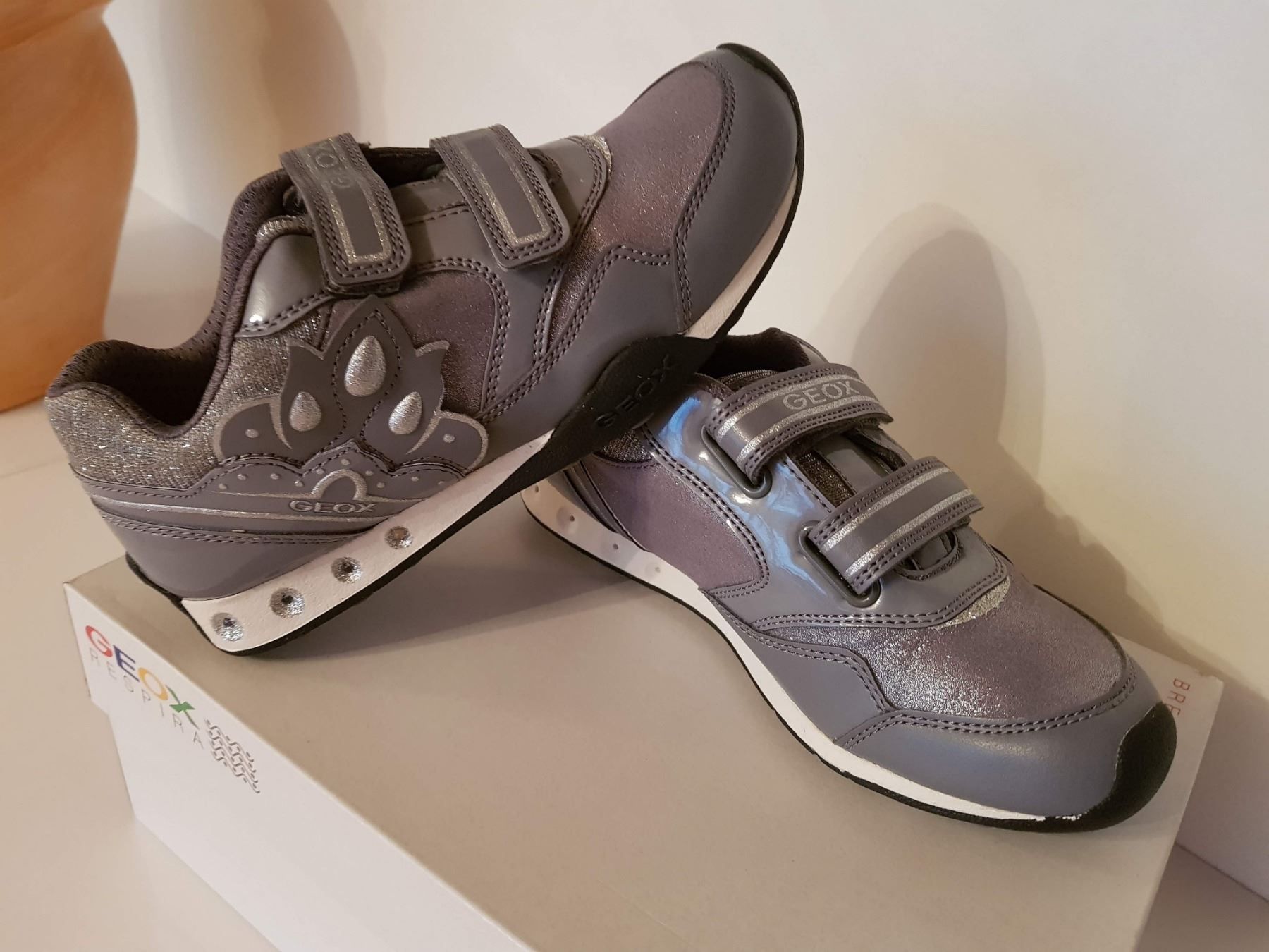 Geox Chaussures filles: Geox Sneaker mit Blinklicht Gr.35 – Neuf avec emballage d'origine à Reinach AG par innamac