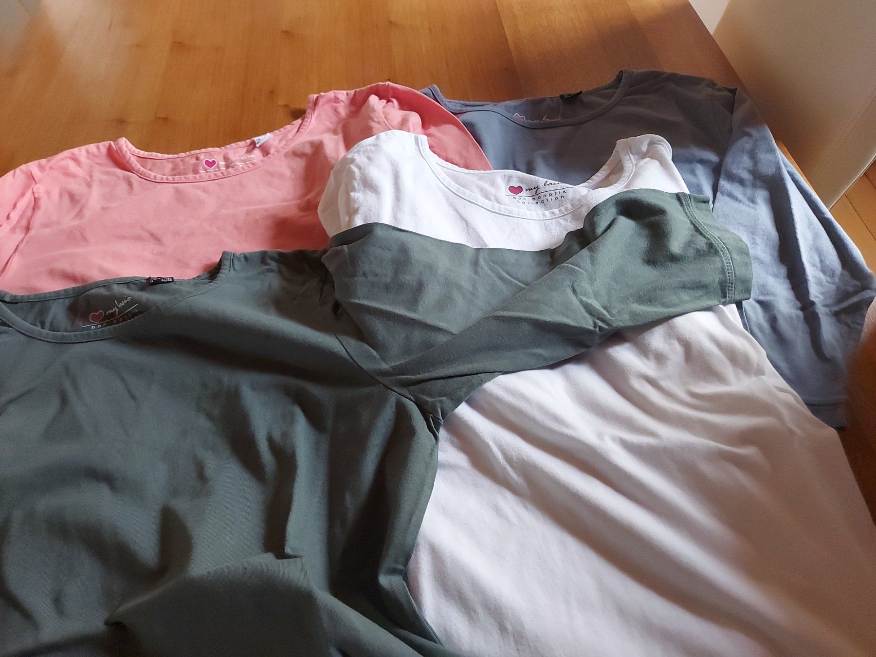 T-shirt: 4 t shirt grösse M, 3/4tel arm – Nuovo (secondo la descrizione) da Winterthur venduto da chimischimi 4
