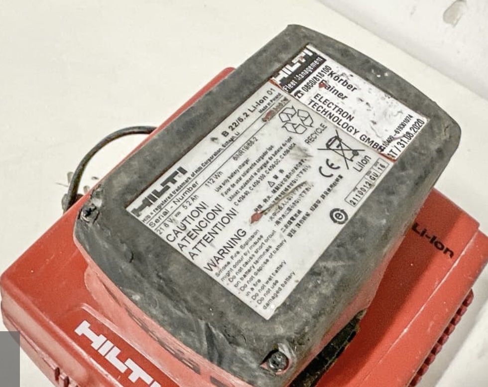 Hilti Tutti gli attrezzi: 2 Hilti Ladegeräte + 2 Akkus – Usato da Richterswil venduto da pla_hwr6 3